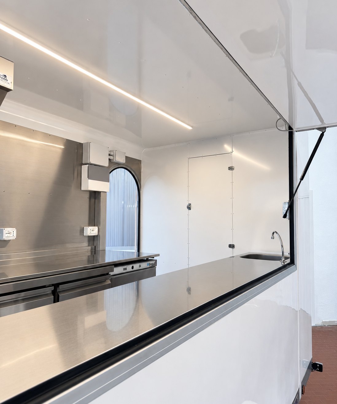 Interno del rimorchio: banco di vendita con lavello e illuminazione LED