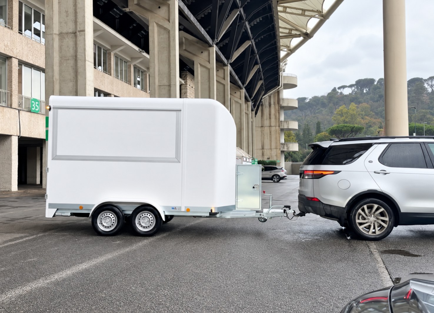 Il rimorchio agganciato all'auto, pronto al traino
