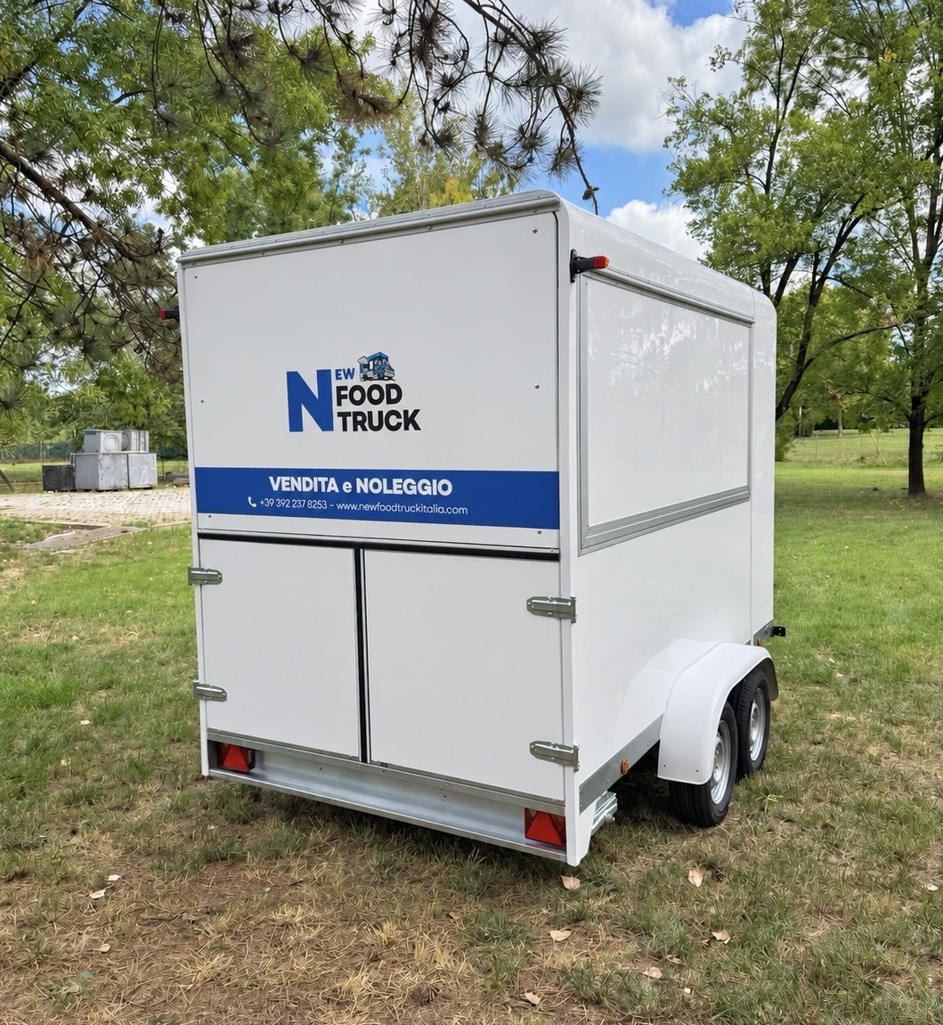 Vista posteriore del rimorchio con portelloni e marchio New Food Truck